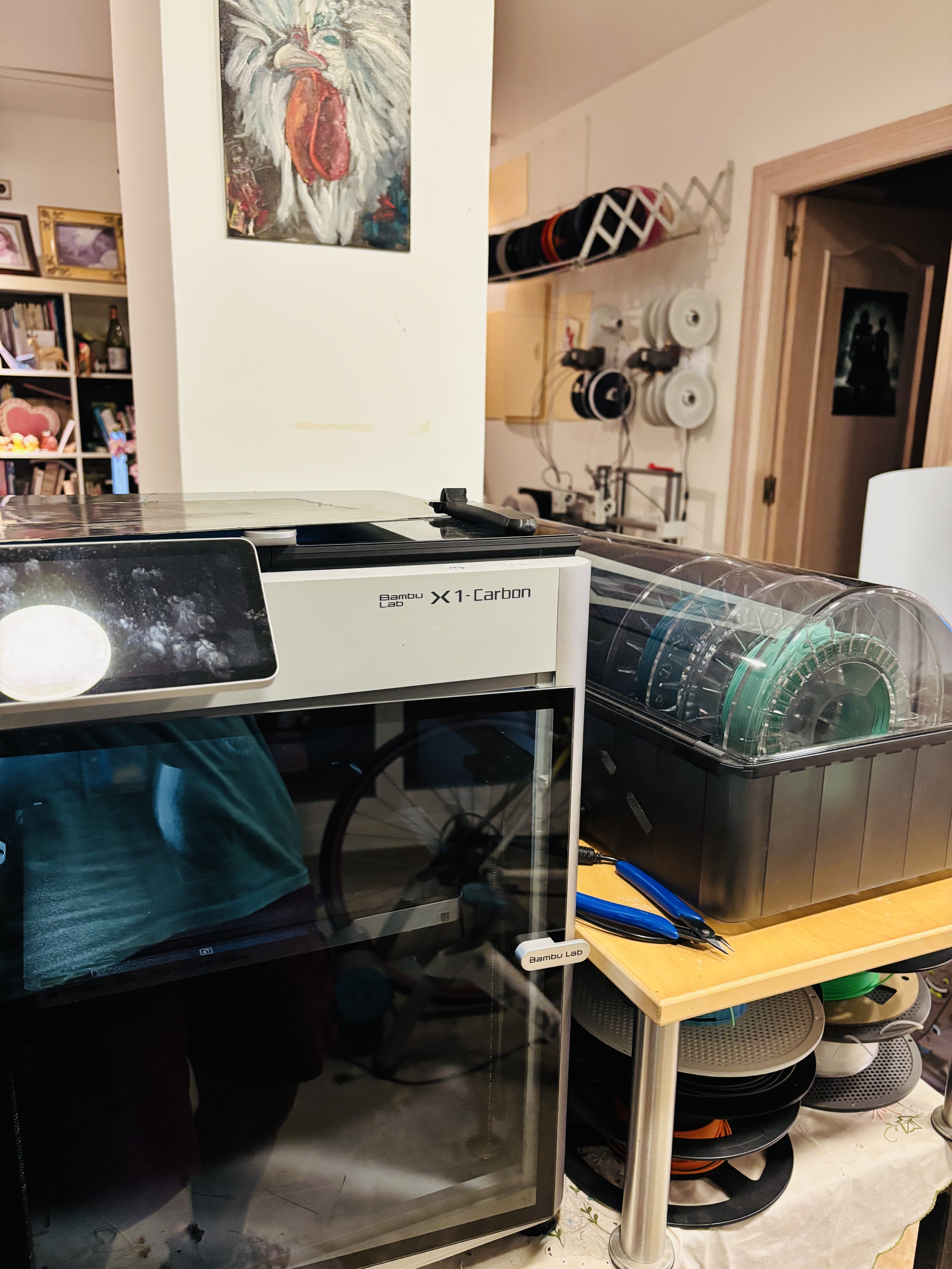 Das Studio von 3D2order mit einem Hund, der auf einer Matte neben einem Rennrad auf einem Rollentrainer ruht, vor Glasschiebetüren, die in den Druckraum führen.