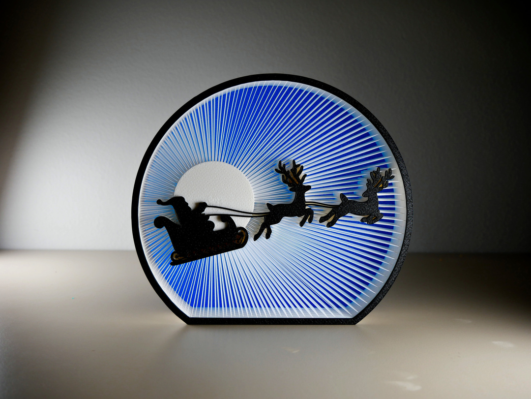 Primo piano della slitta di Babbo Natale con effetto specchio infinito