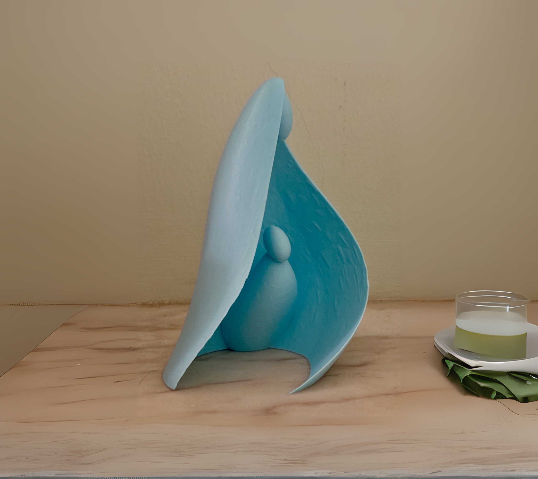Escultura de mãe e filho em azul bebê