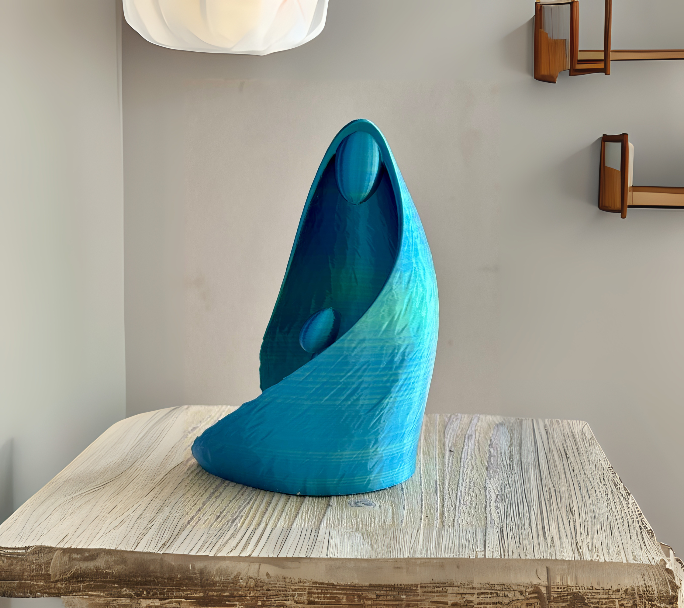 Escultura de mãe e filho azul-marinho