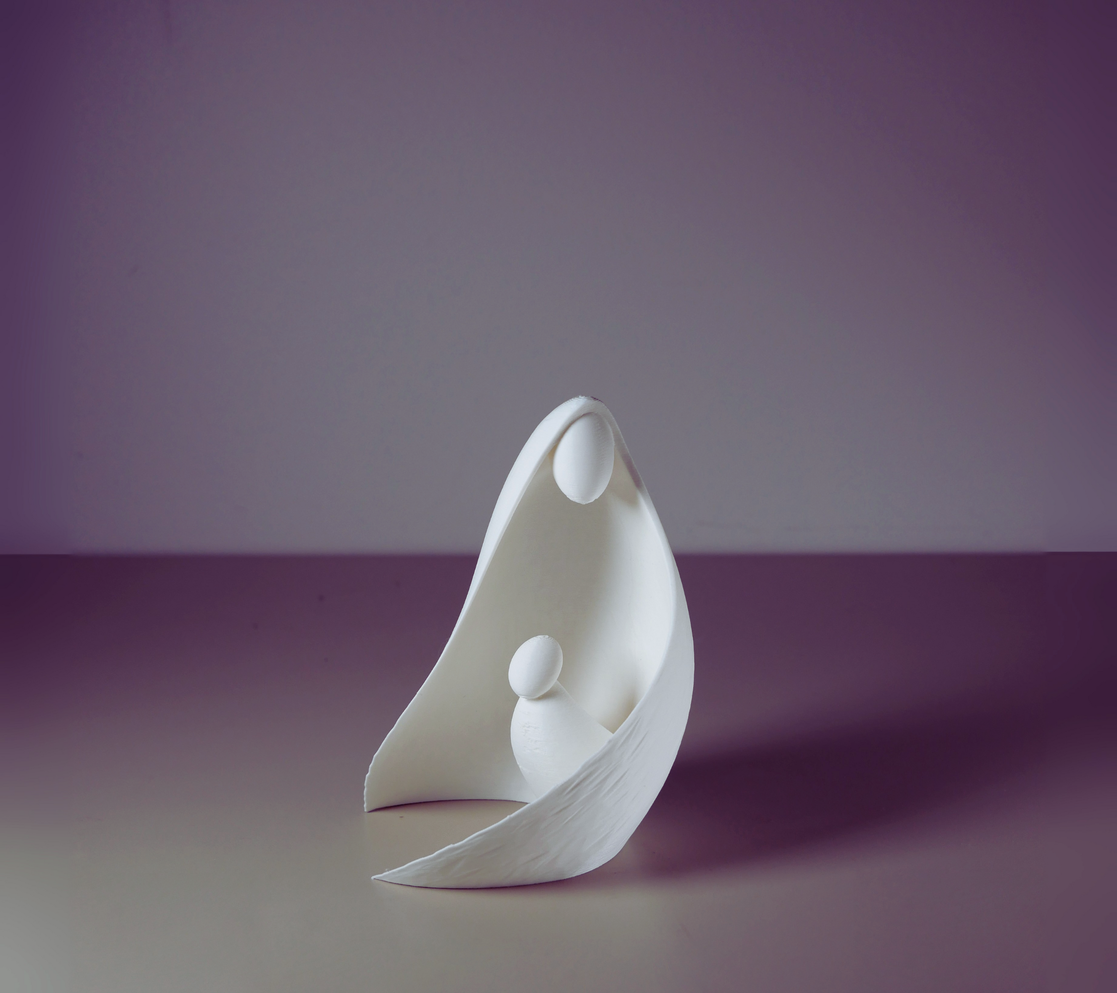 Escultura de mãe e filho brancos