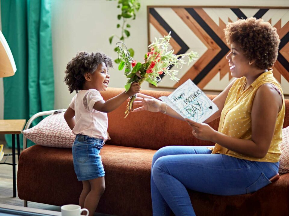 Comemoração de entrega de presentes para o Dia das Mães